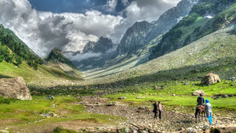 Read more about the article Top 7 Must-Visit Places in Kashmir for an Unforgettable Getaway