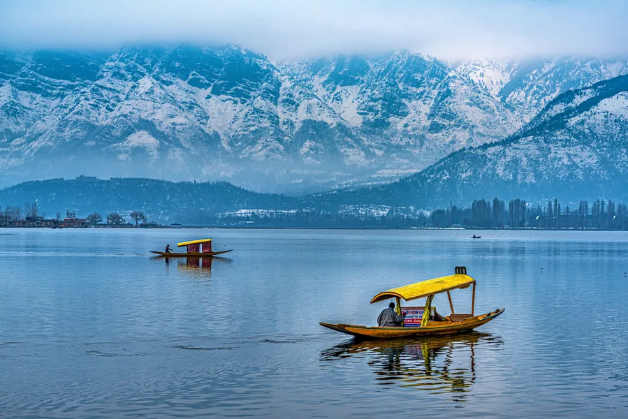 Read more about the article Premium Family Tour Package for Jammu & Kashmir (Discover Paradise Together)